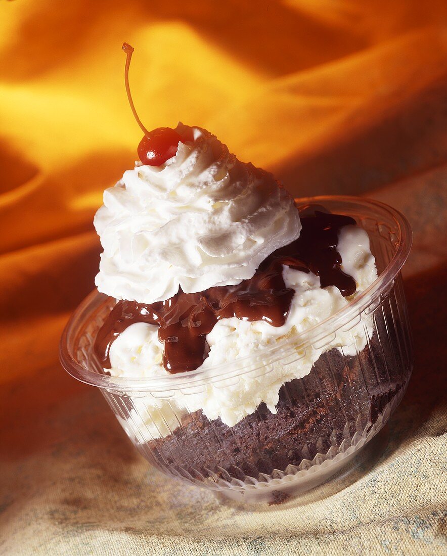 Eisbecher mit Brownie, Schokosauce & Sahne