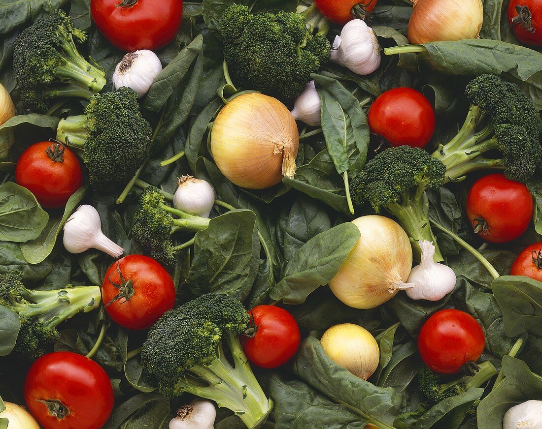 Gemüsestillleben mit Brokkoli, Spinat, Zwiebeln, Knoblauch und Tomaten