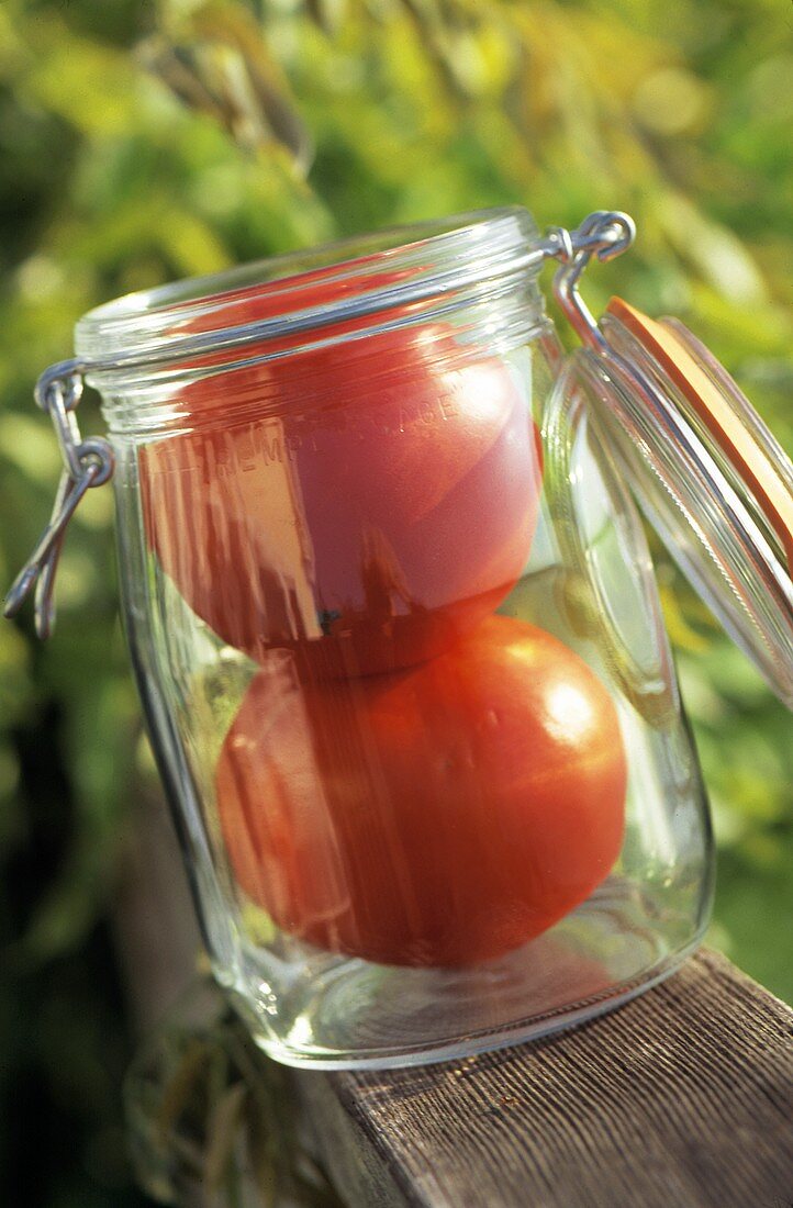 Zwei frische Tomaten im Einmachglas