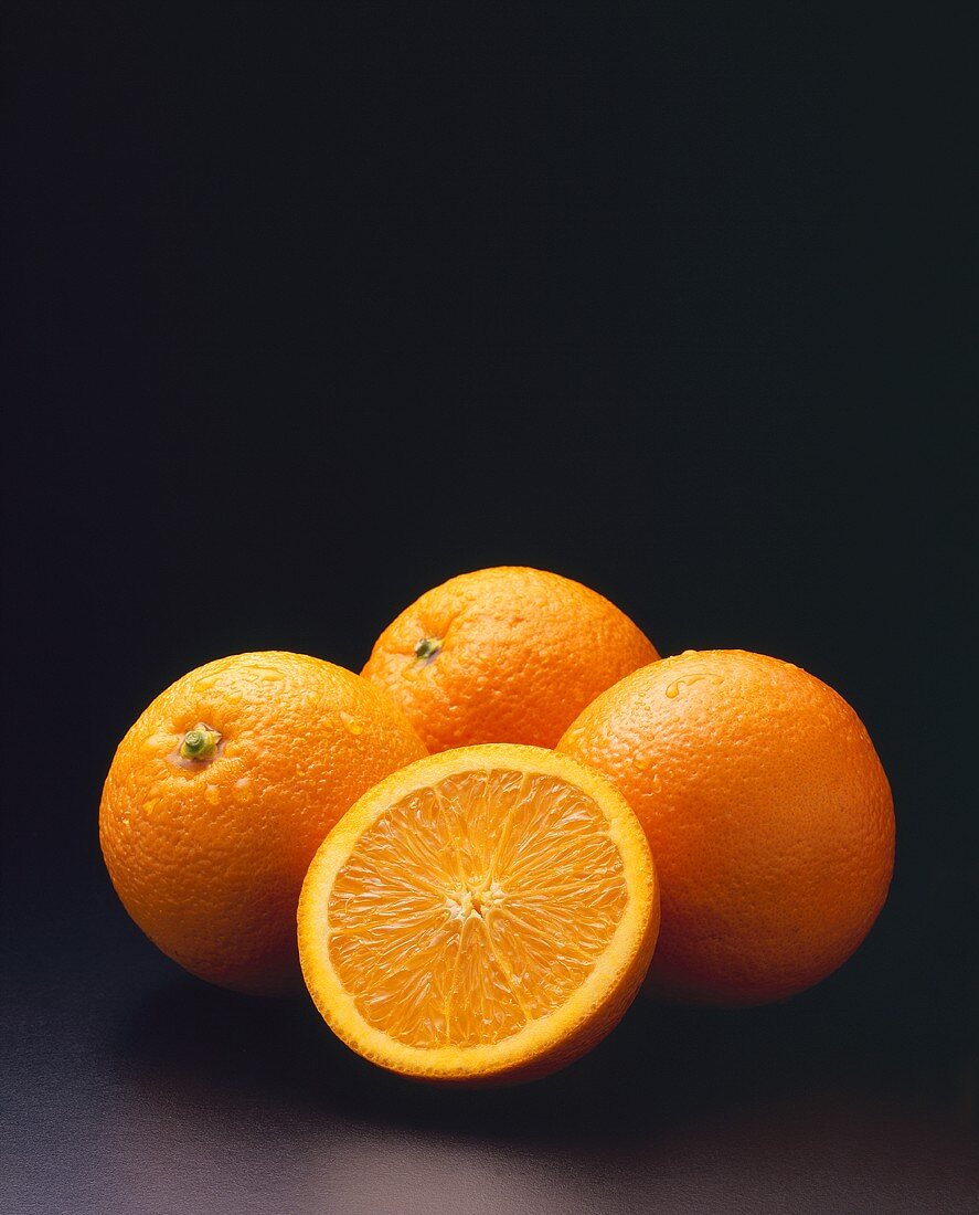 Orangen und Orangenhälfte