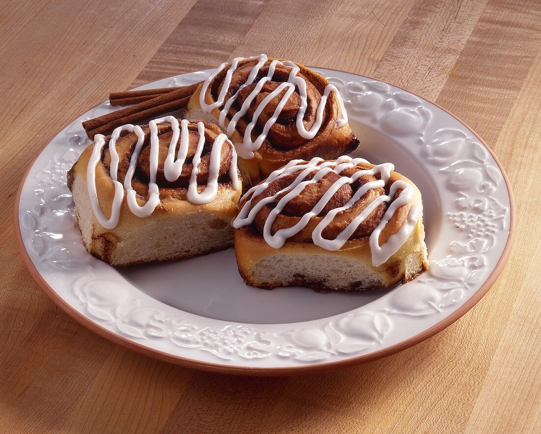 Drei Zimtschnecken mit Zuckerguss