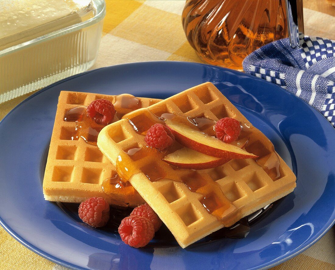 Waffeln mit Ahornsirup, Himbeeren und Nektarinen