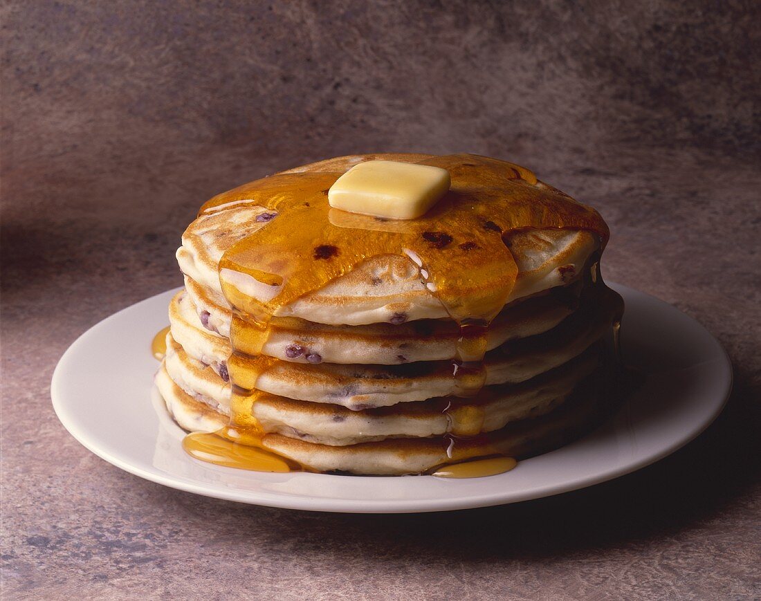 Blaubeer-Pancakes mit Ahornsirup und Butter