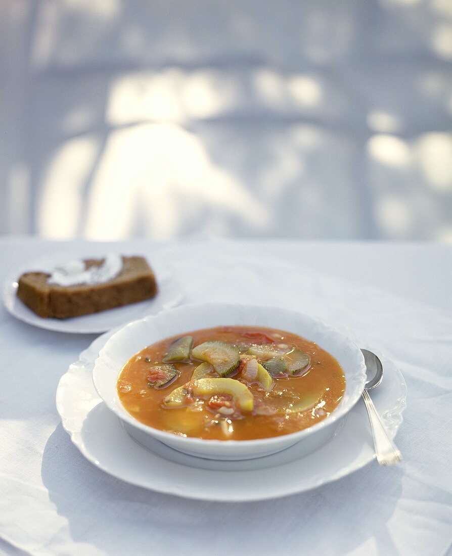 Vegetable soup with pumpkin, tomatoes & courgettes, bread