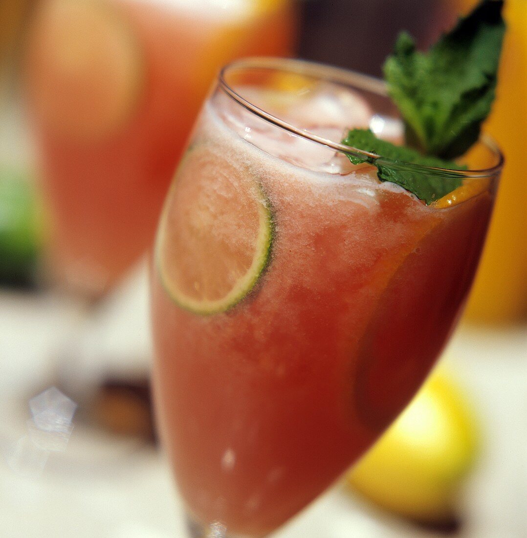 Fruchtiger Cocktail mit Rum und Eiswürfeln