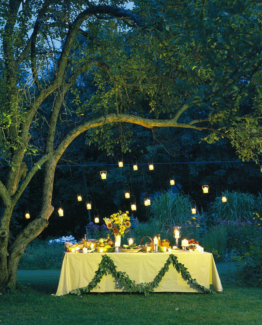 Sommerliches Buffet im Garten mit Kerzenbeleuchtung