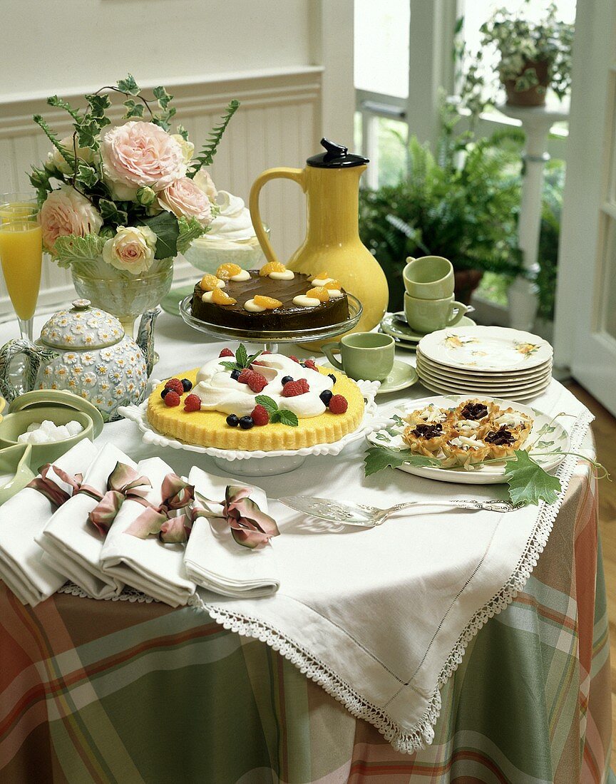 Sommerliches Kuchenbuffet mit verschiedenen Getränken