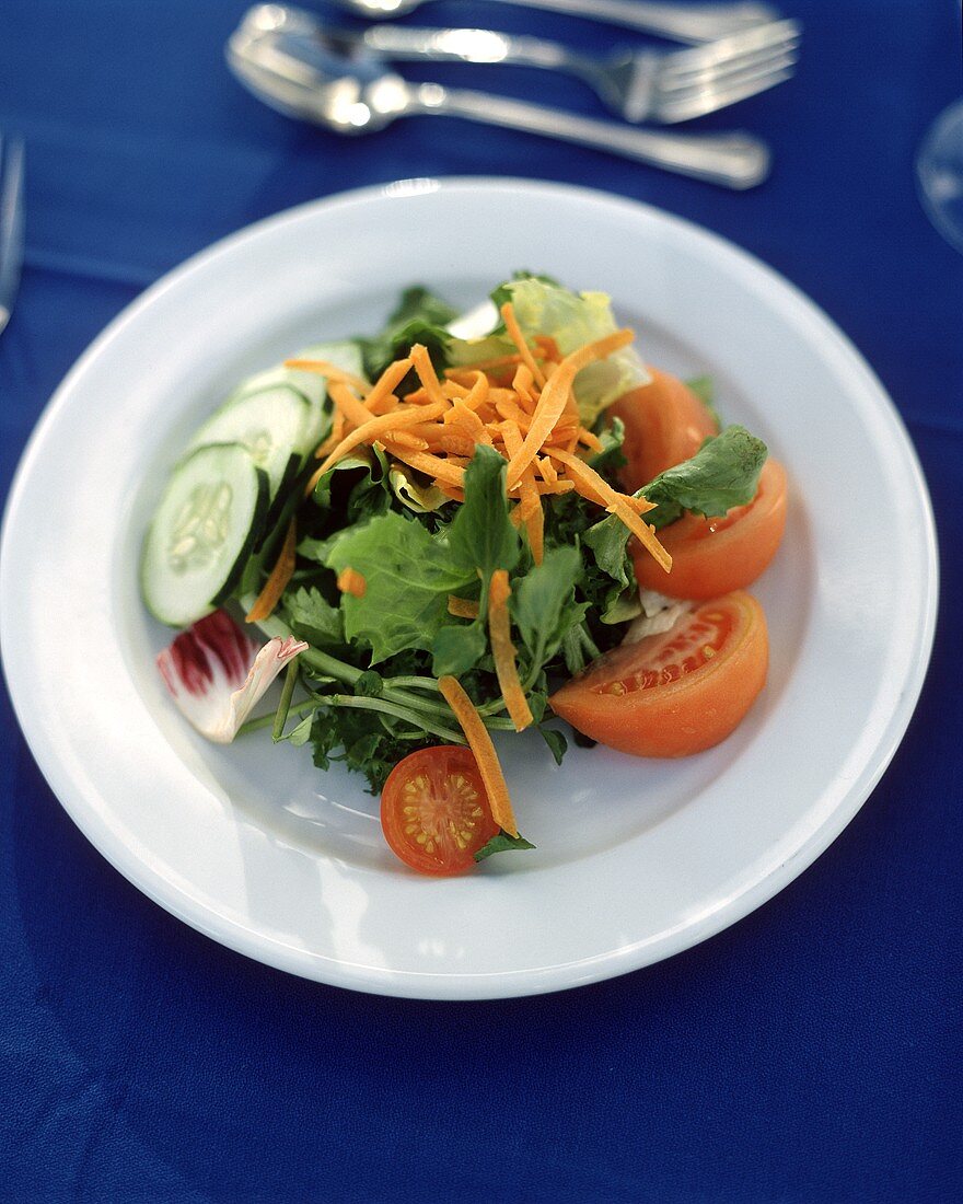 Mixed salad with carrots, tomatoes and cucumber