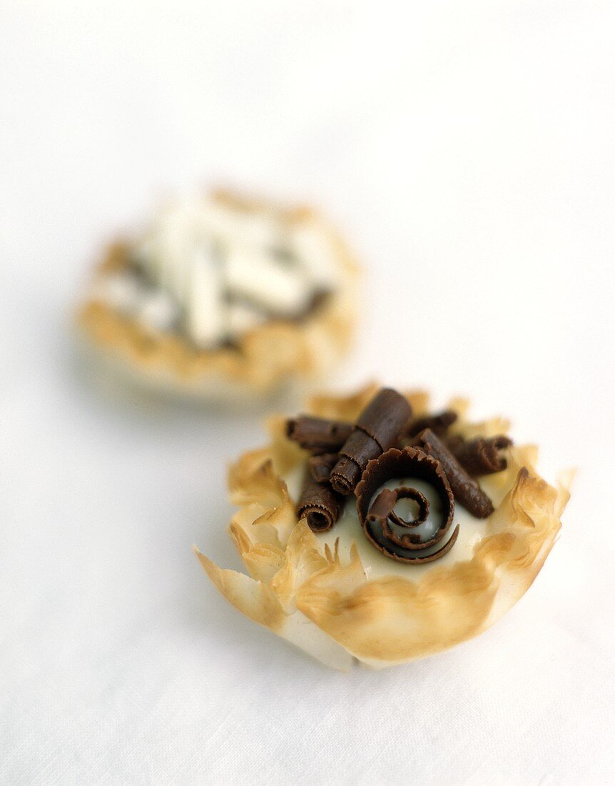 Filo pastry tartlet with vanilla mousse and chocolate rolls