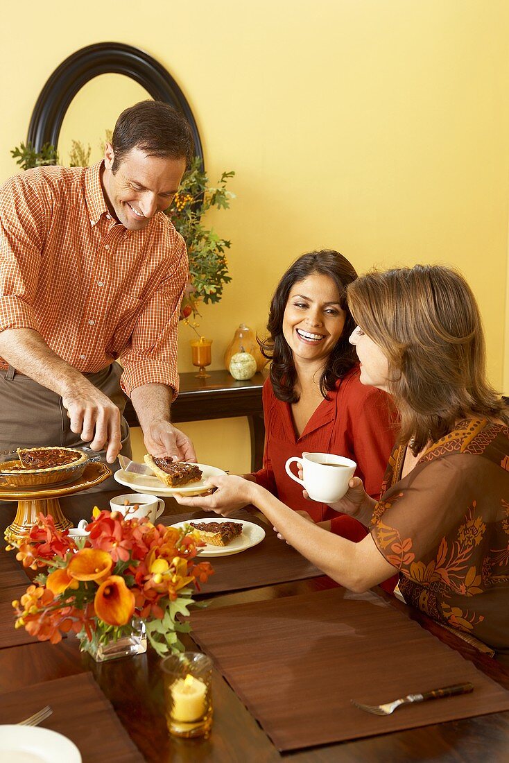 Mann serviert zwei Frauen Pie zu Thanksgiving (USA)