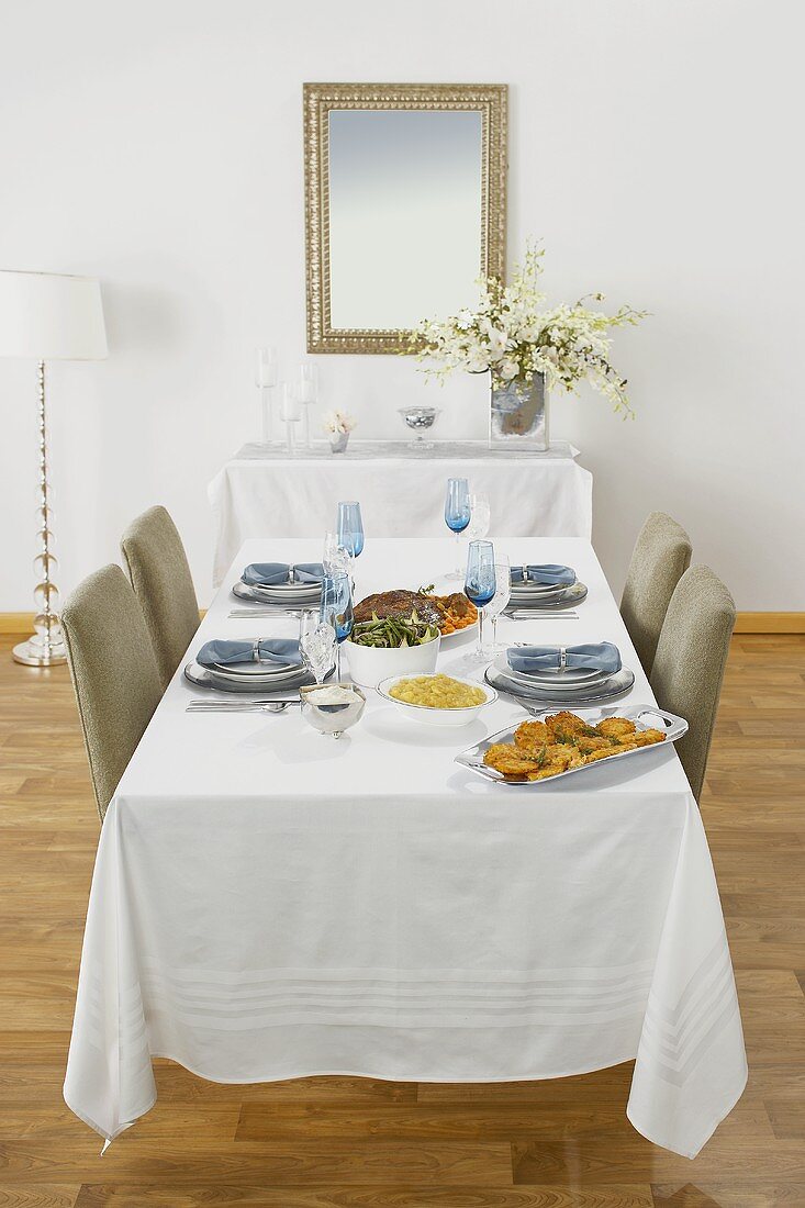 Gedeckter Tisch mit verschiedenen Gerichten zu Hannukah