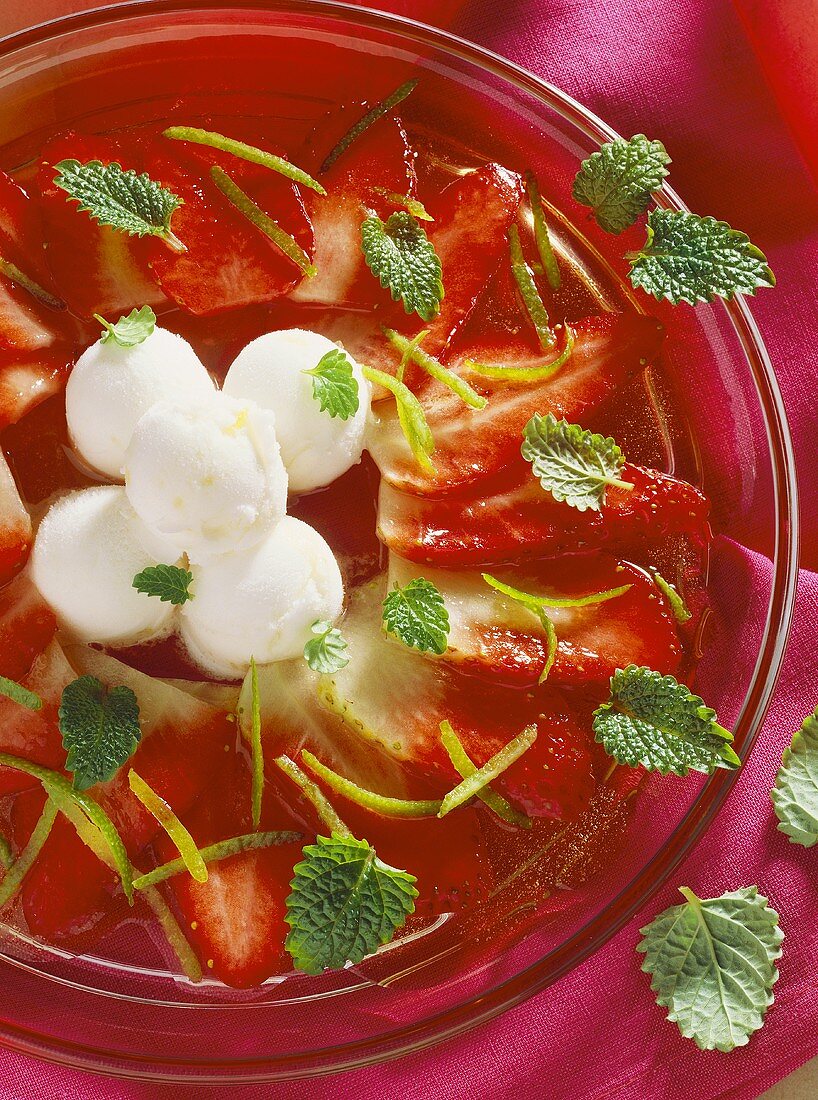 Erdbeercarpaccio mit Limettensirup & -sorbet