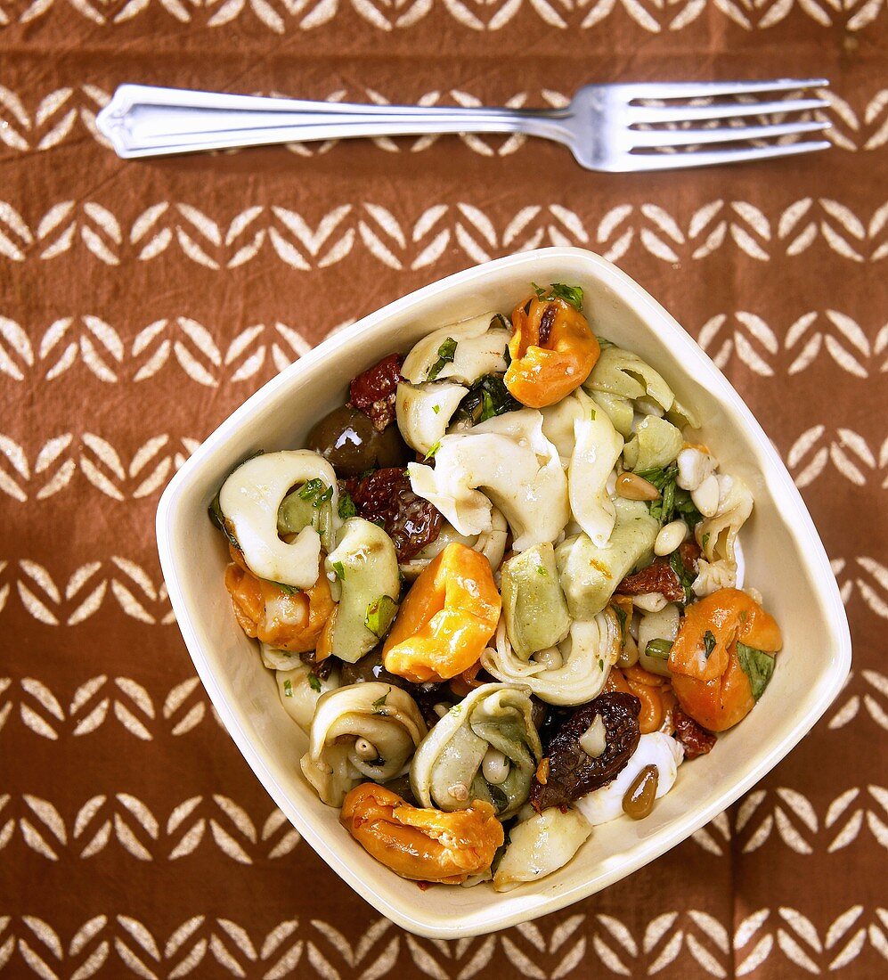 Dreifärbige Tortellini mit getrockneten Tomaten (Draufsicht)