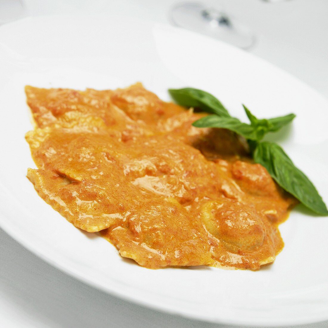 Ravioli mit Tomatensauce