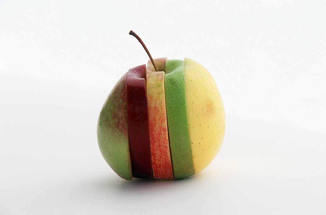 Fünf verschiedene Apfelscheiben formen einen Apfel
