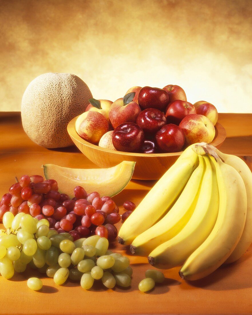 Obststillleben mit Trauben, Bananen, Melone, Nektarinen