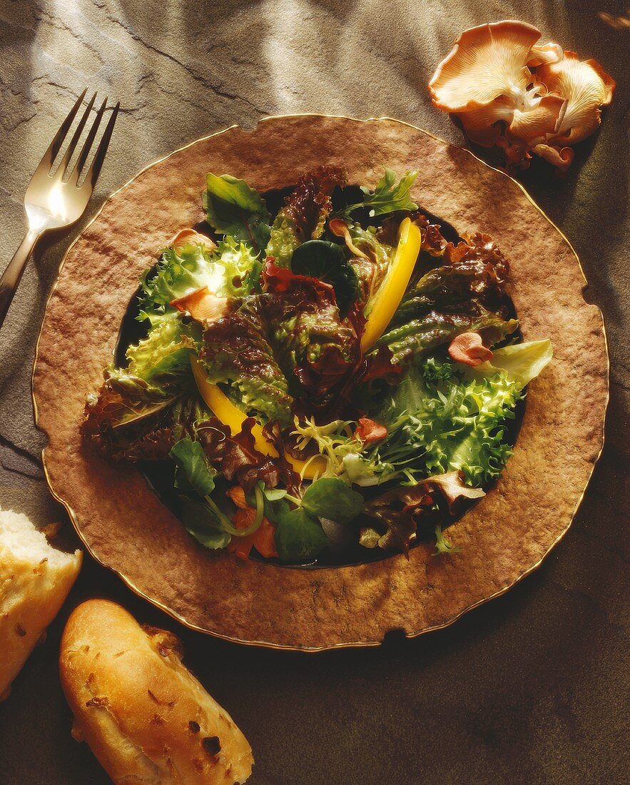 Rustikaler Blattsalat mit Brötchen