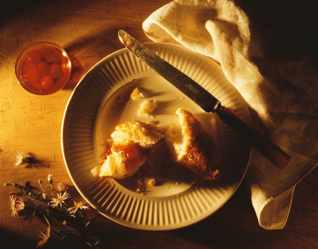 Croissant, angebrochen, mit Kirschmarmelade