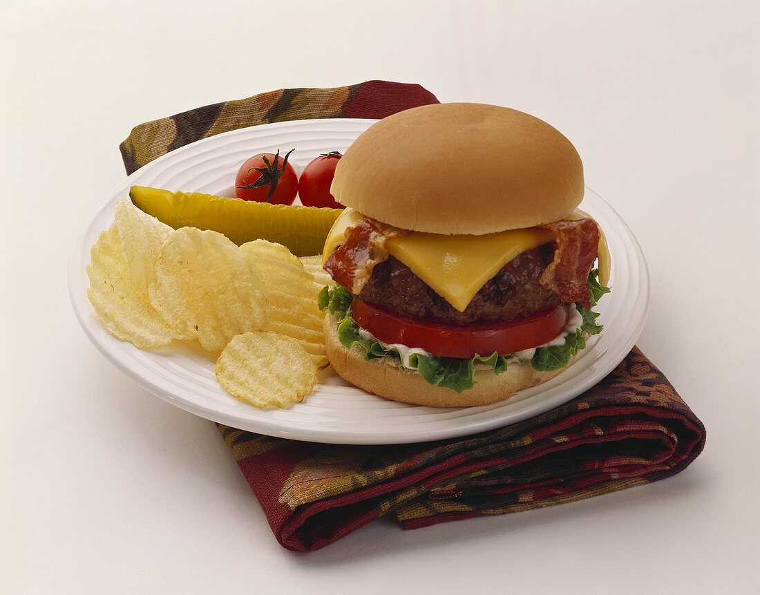 Cheeseburger mit Bacon und Kartoffelchips