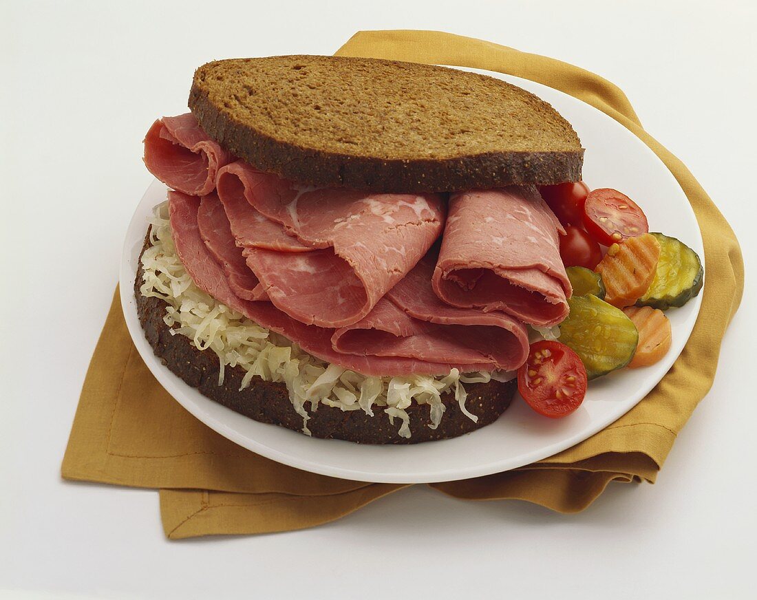 Reuben Sandwich mit Sauerkraut und Pastrami