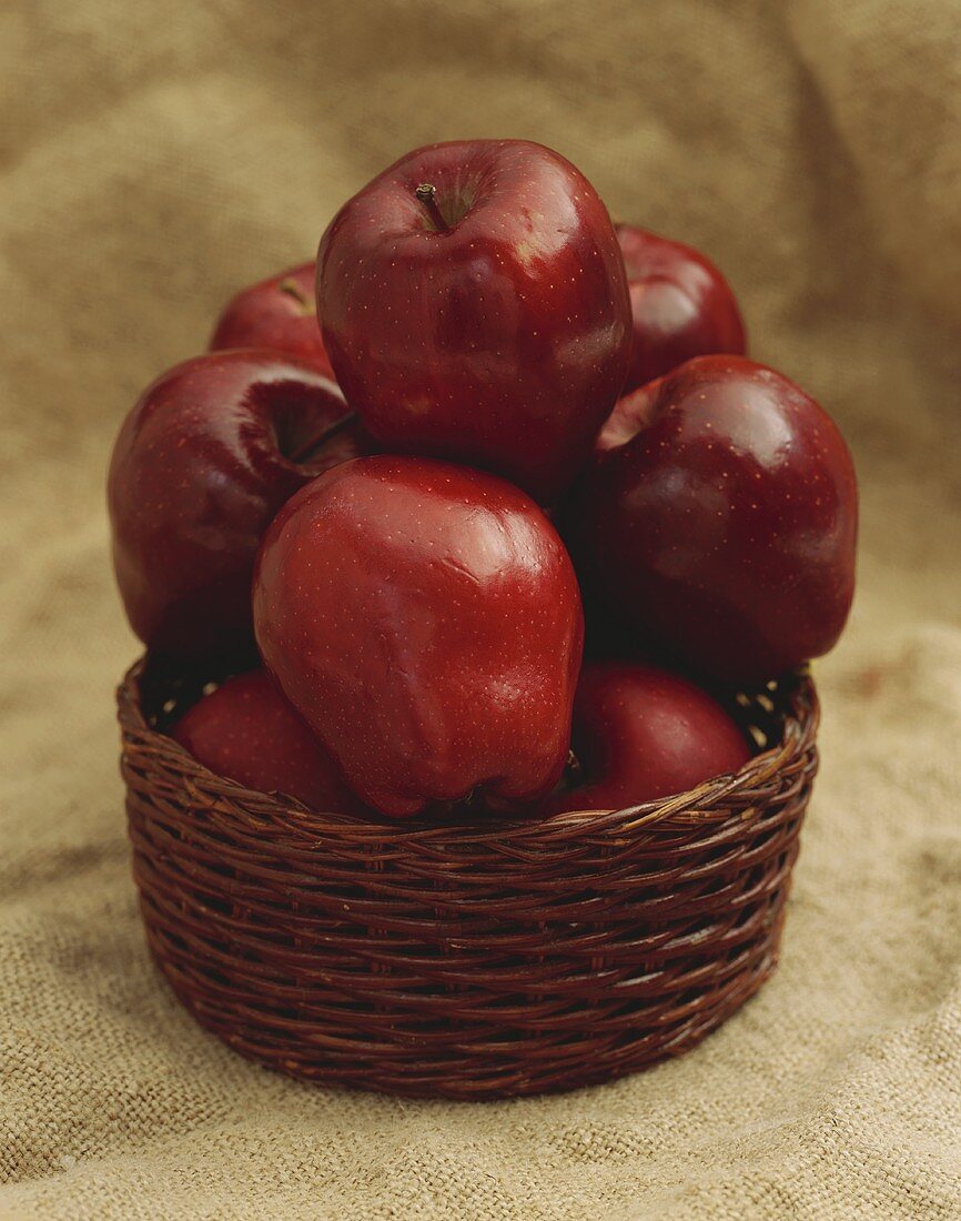 Red Delicious Äpfel in kleinem Korb