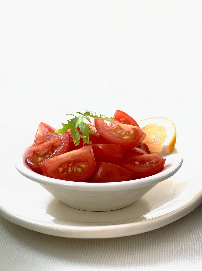 Tomatenschnitze auf weißem Teller