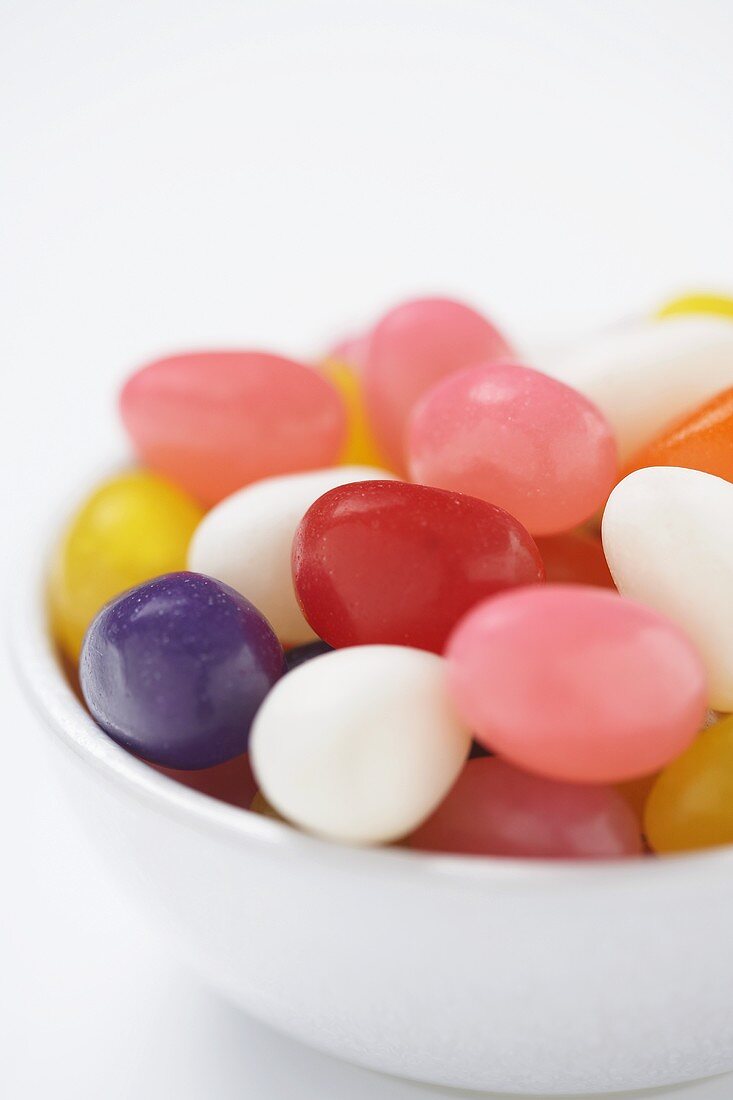 Bunte Jelly Beans in weisser Schale (Close Up)