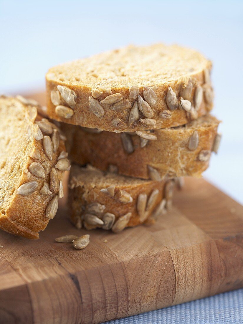 Vollkornbrot, in Scheiben geschnitten, auf Schneidebrett