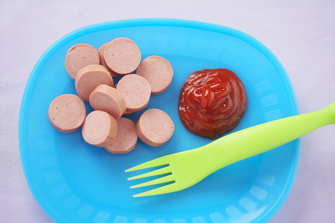 Wiener Würstchen in Scheiben mit Ketchup für Kinder
