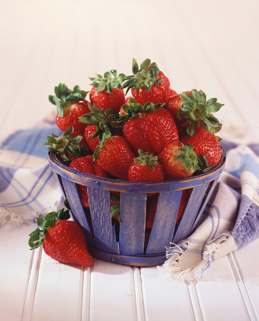 Erdbeeren in blauem Spankorb
