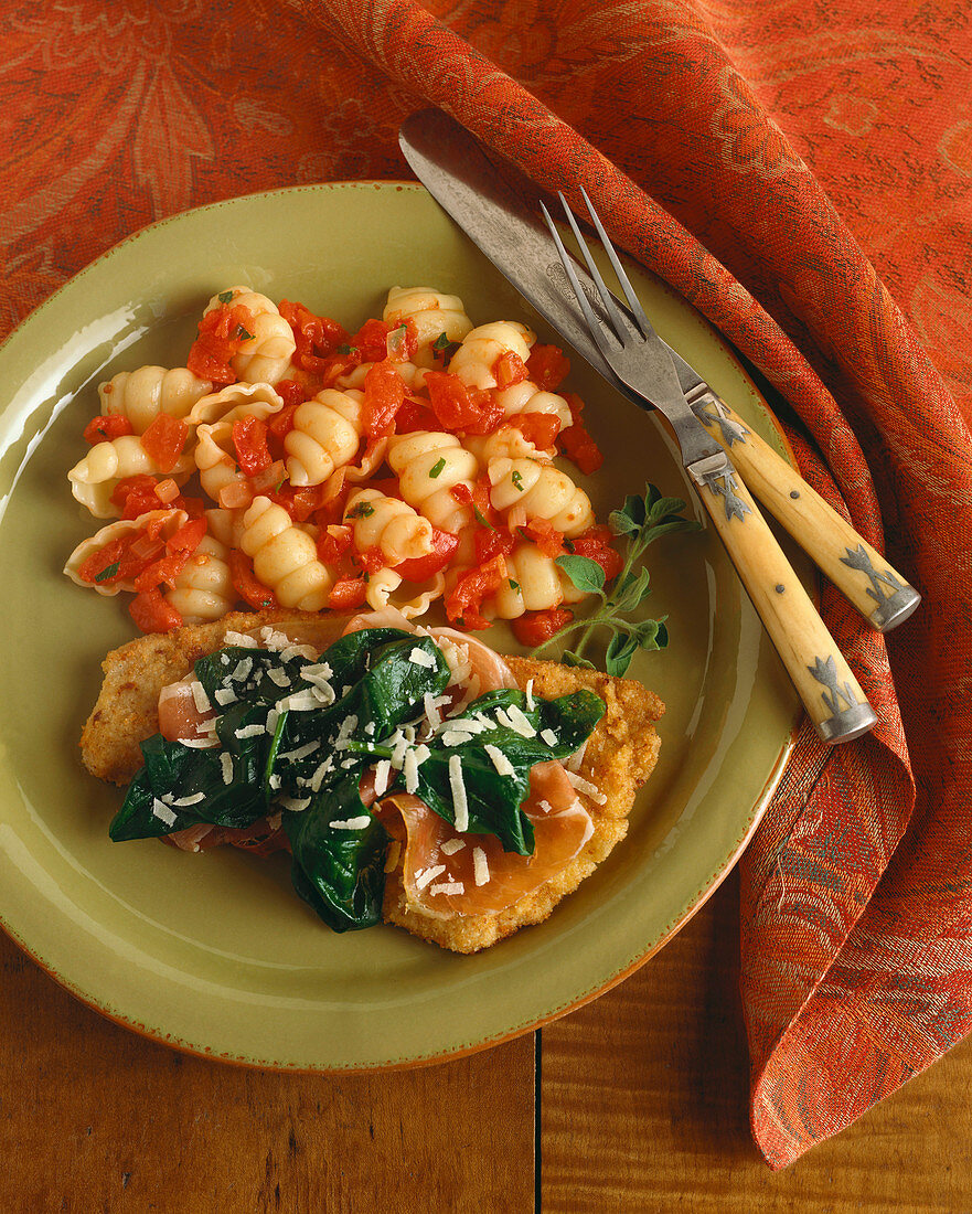 Kalbsschnitzel mit Spinat, Rohschinken, Nudeln und Tomaten