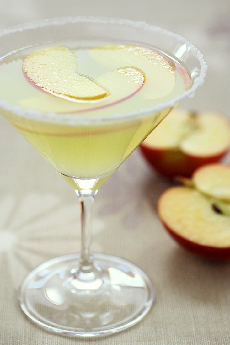 Roter-Apfel-Martini im Glas mit Zuckerrand