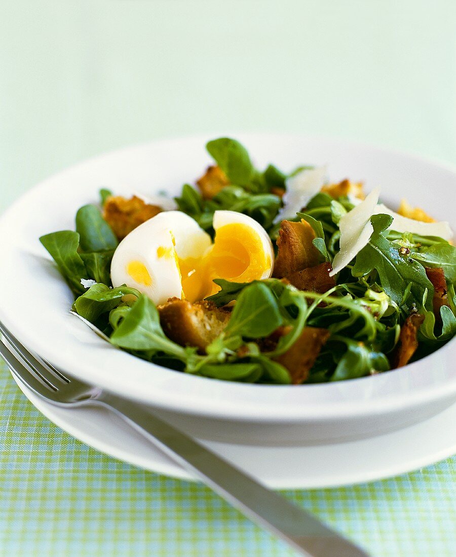 Gemischter Salat mit Ei, Speck und Parmesan