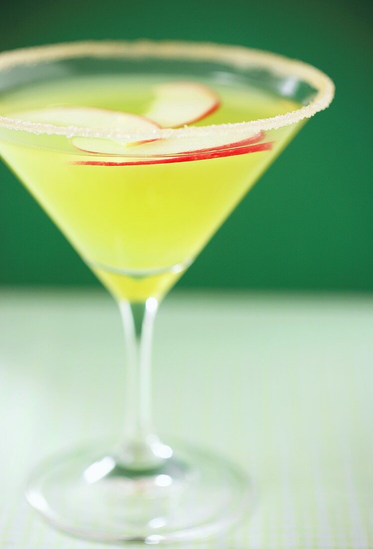 Martini mit Apfelscheiben im Glas mit Zuckerrand