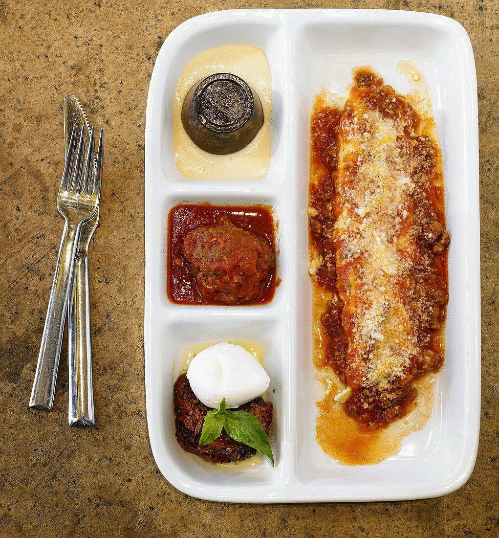 Pranzo all'italiana (Menü aus Italien mit Lasagne, Italien)