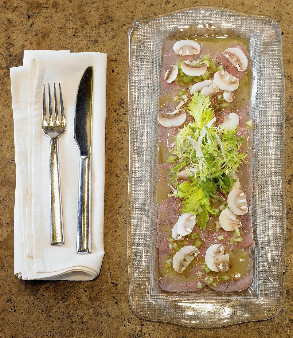 Kalbfleischcarpaccio mit Champignons und Frisee