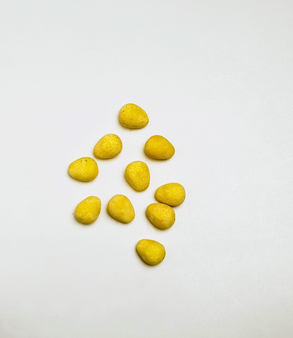 Gelbe Eierbonbons auf weißem Untergrund