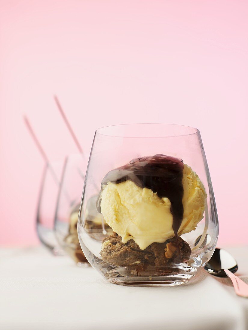 Vanilleeis mit Schokoladensauce und Plätzchen im Glas