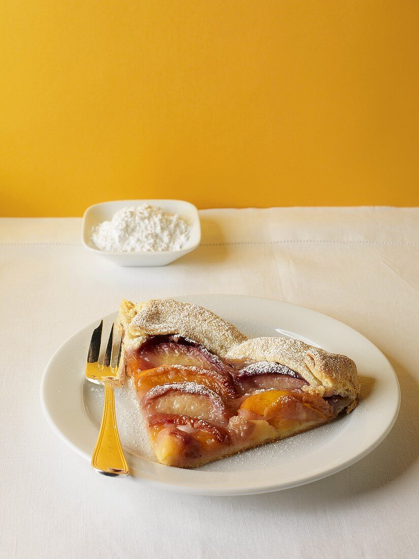 Stück Crostata mit Pfirsichen, Pflaumen und Nektarinen