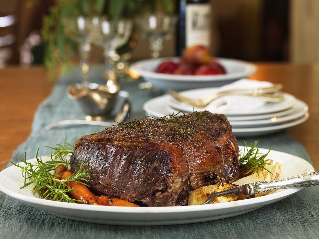 Roastbeef auf Platte mit Rosmarin und Gemüse