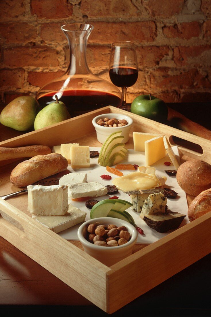 Käse, Brot und Früchte auf Tablett, Rotwein
