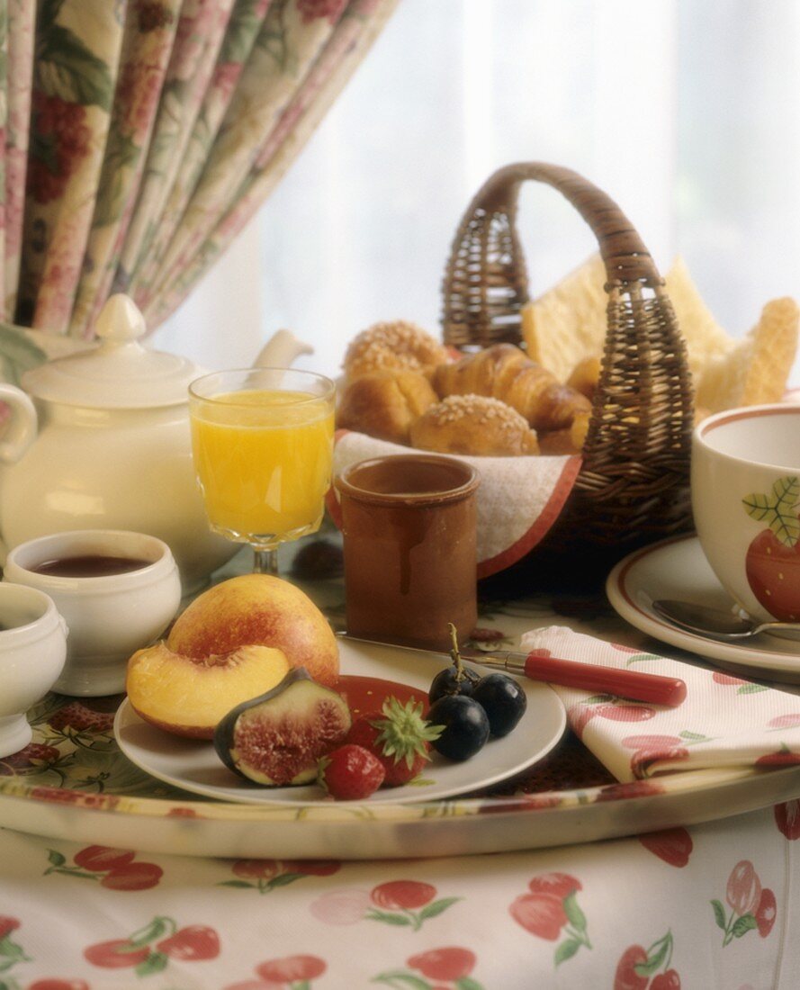 Frühstück mit Früchten und Croissants (Vonnas, Frankreich)