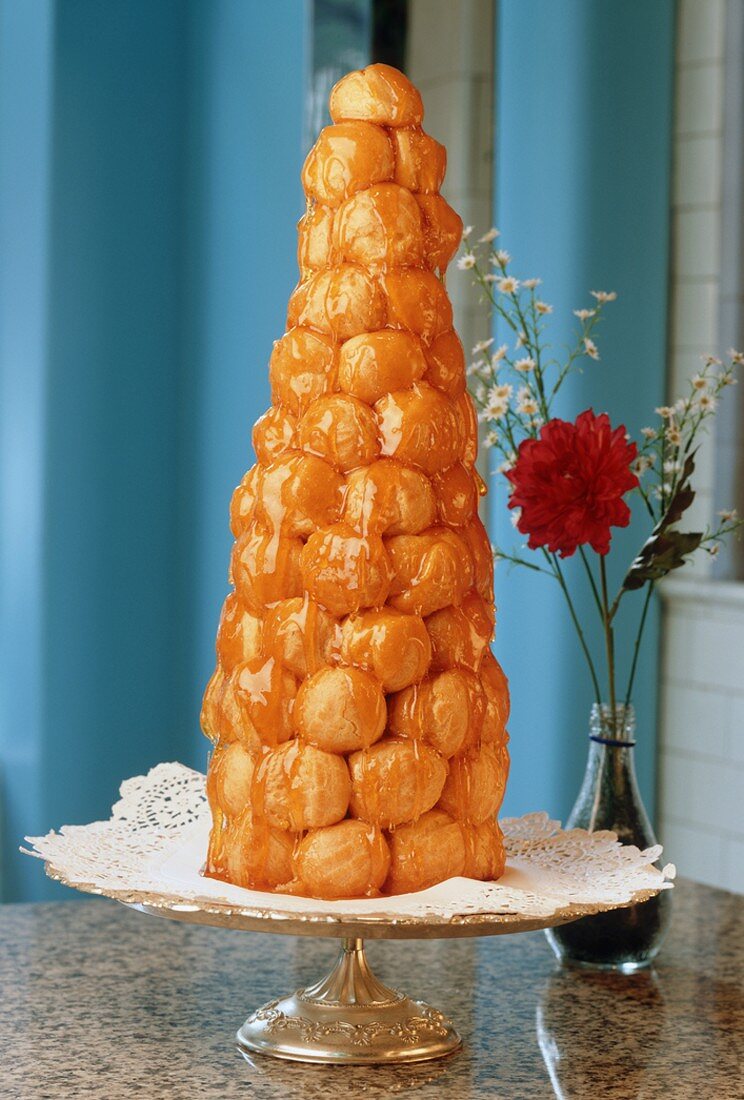 Croquembouche auf Tortenständer