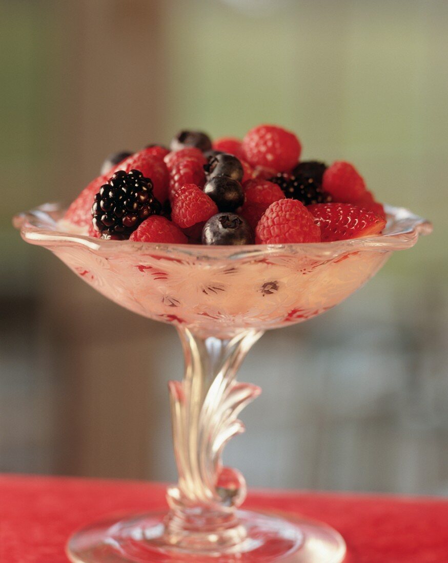 Frische Beeren mit Sahne in eleganter Glasschale