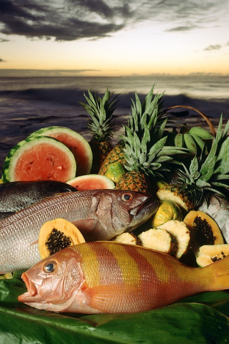 Stillleben mit Fisch und Früchten aus Hawaii