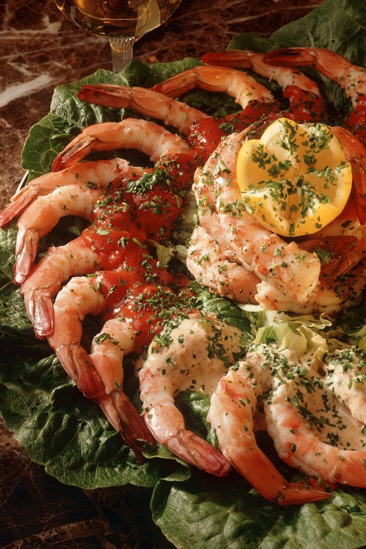 Shrimps auf Blattsalat mit Cocktailsauce und Zitrone