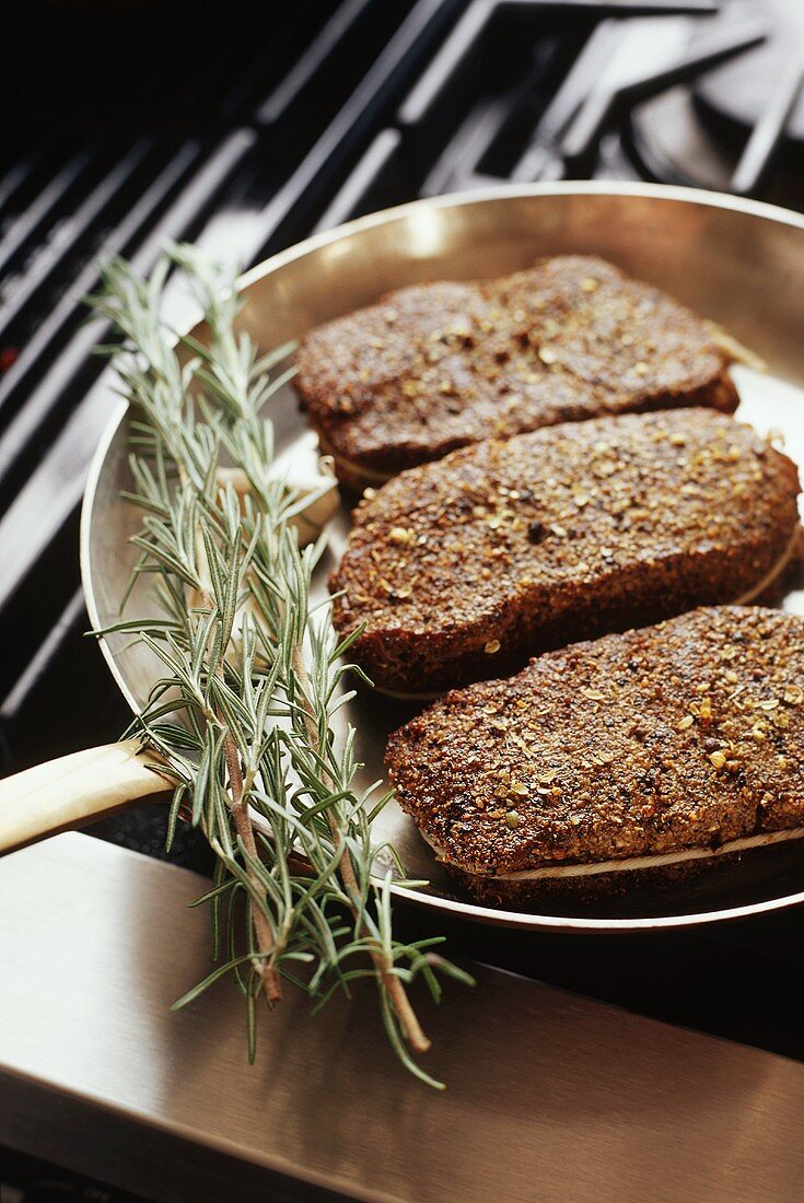Strip Loin Steaks mit Senf-Koriander-Kruste in Pfanne