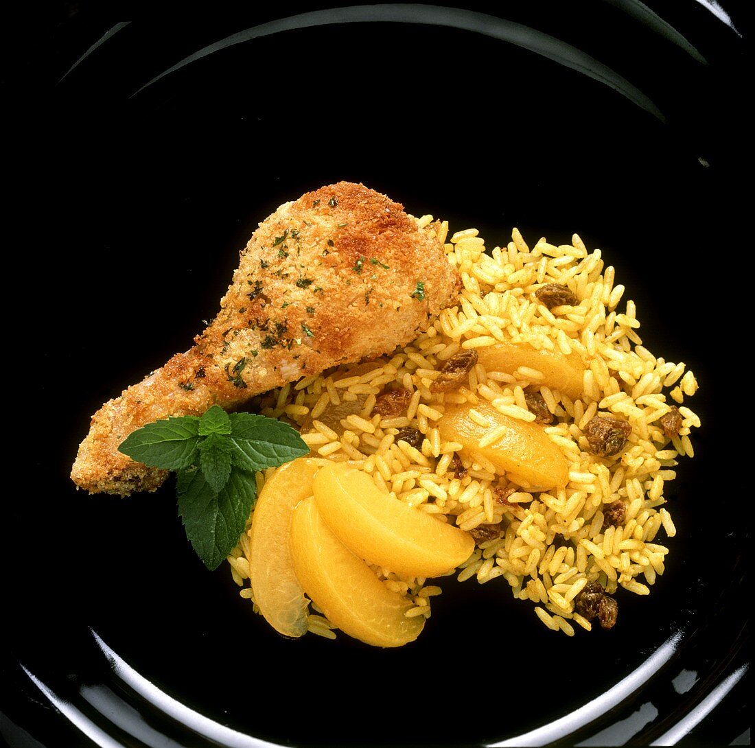 Panierte Hähnchenkeule mit Curryreis