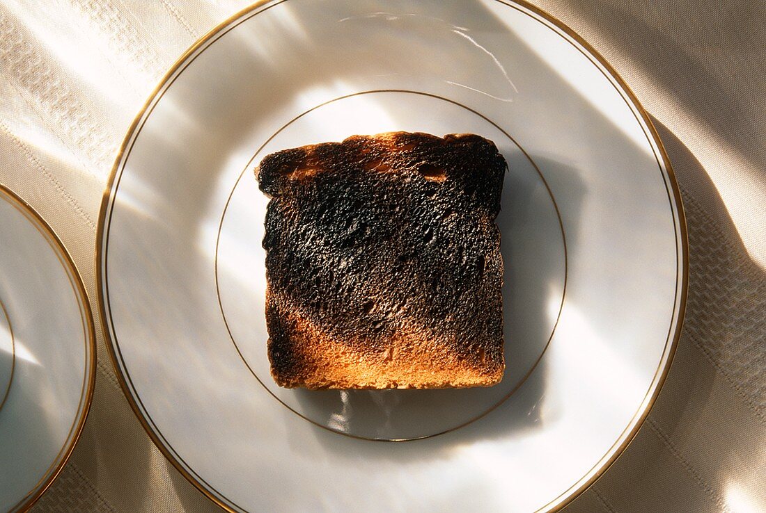 Verbrannte Toastscheibe auf Teller