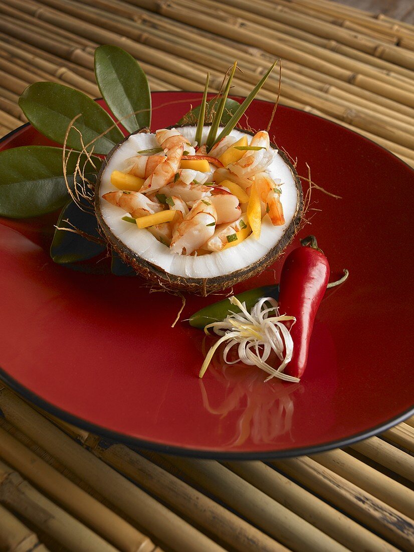 Shrimp und Mango Ceviche in Kokosnusshälfte